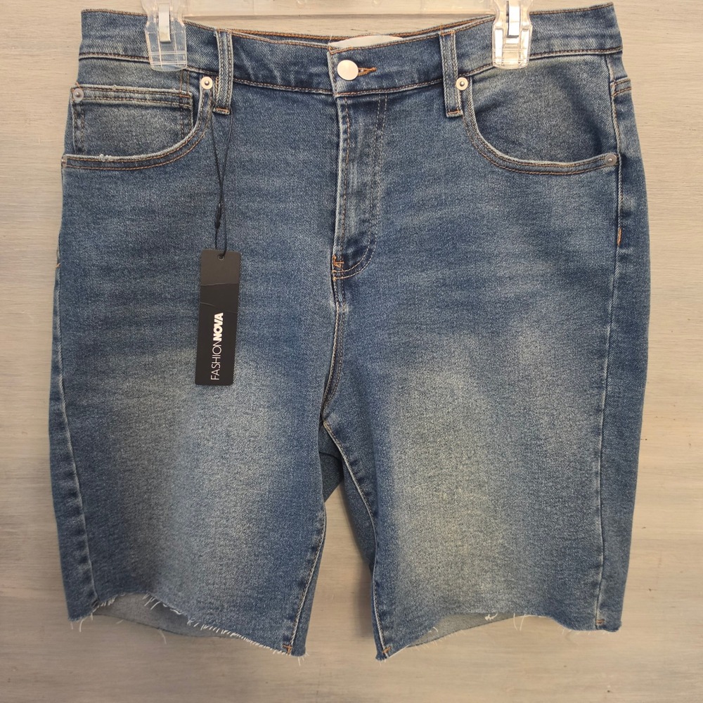 Fashion Nova Medium Wash Frayed‎ Hem Denim Carlsbad Bermuda Shorts Size 13 NWT